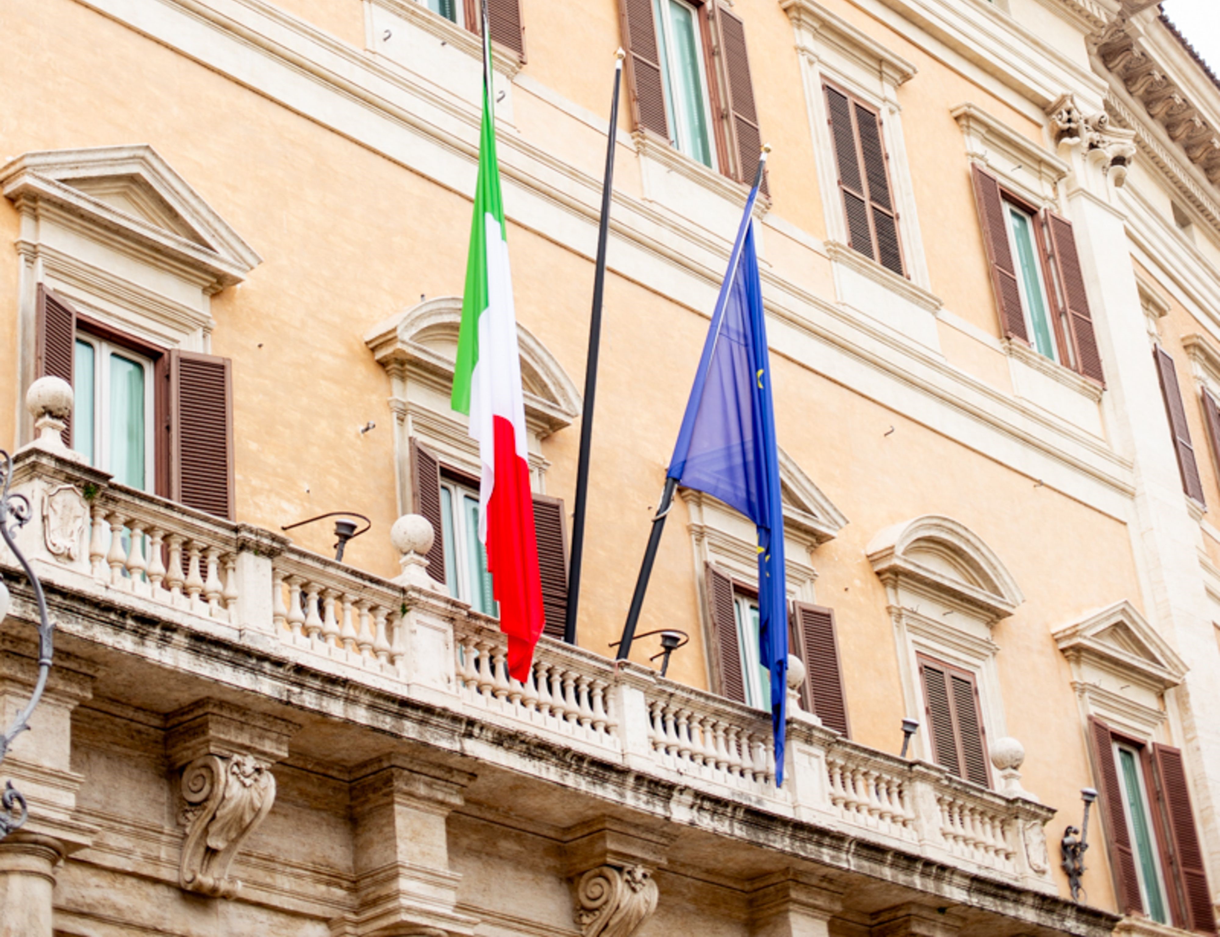 Tetto del 30% e divieto del velo integrale a scuola: che cosa prevede il provvedimento annunciato dal governo